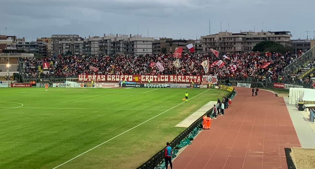 Barletta-Palmese, l’arbitro non estrae il cartellino rosso dopo una doppia ammonizione: la decisione del club campano