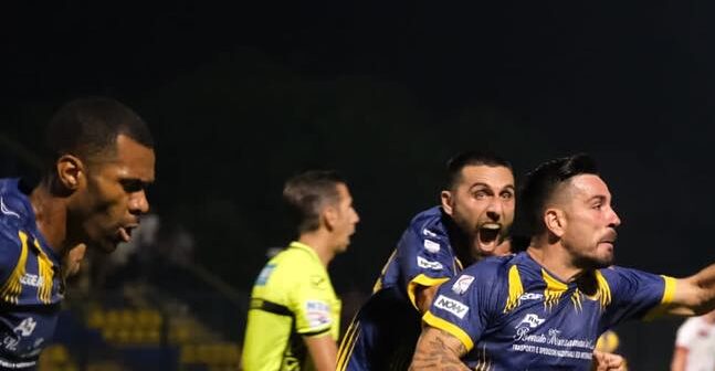 Il Giugliano supera l’esame Brindisi e vince ancora: 3-0 al De Cristofaro