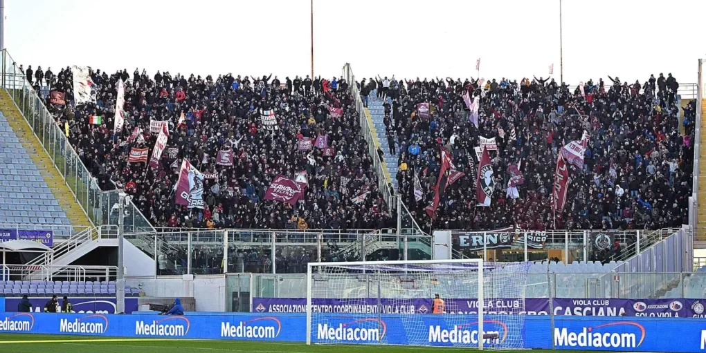 Cori reiterati contro i sostenitori della Salernitana, arriva la multa per la Fiorentina