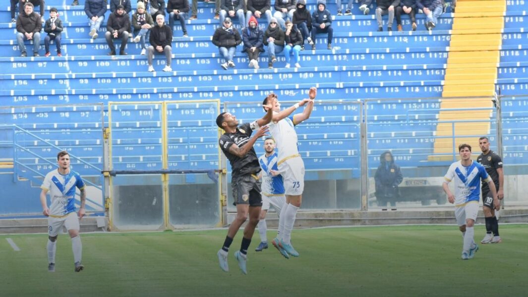 Brindisi-Giugliano finisce a reti bianche: tigrotti in 10 per oltre un’ora di gioco